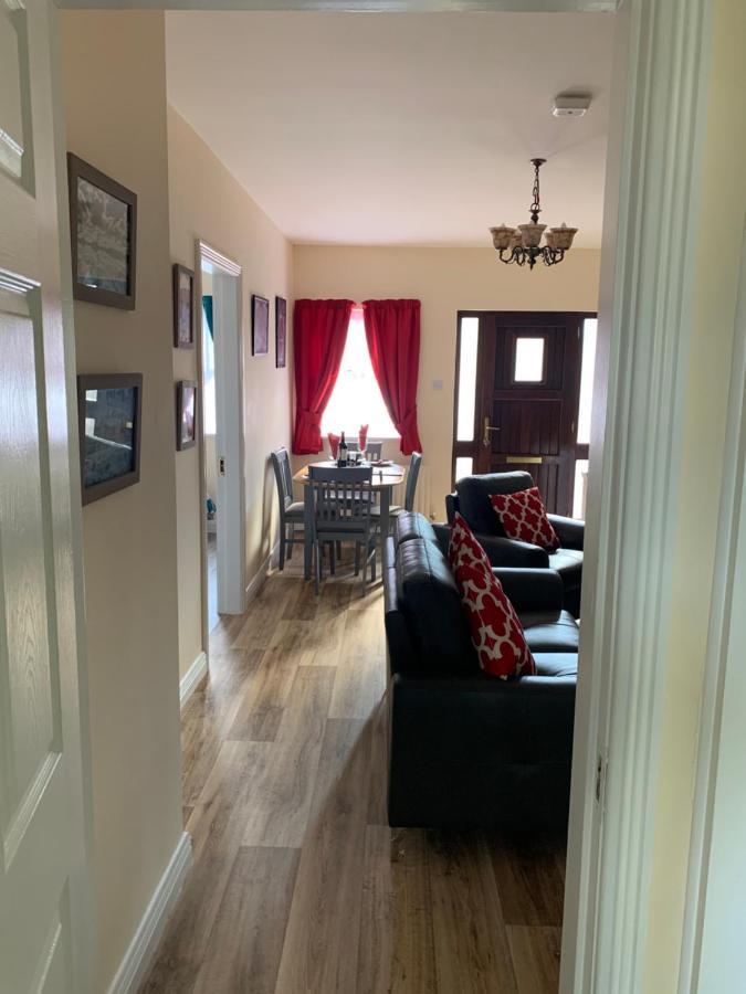 Mayfield House Holiday Home บอลลินโรบ ภายนอก รูปภาพ